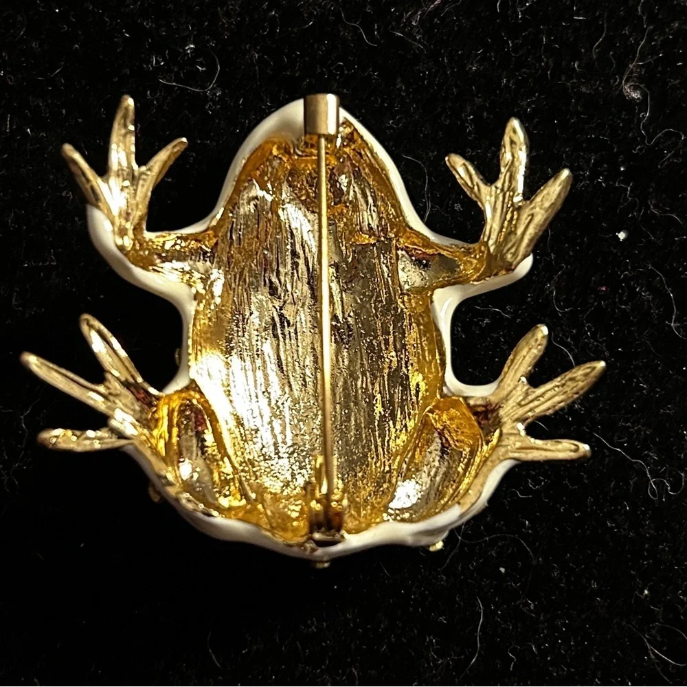 🐸Ribbit!! Ribbit!!Vintage Frog Broach with white enamel and gold tone accents .